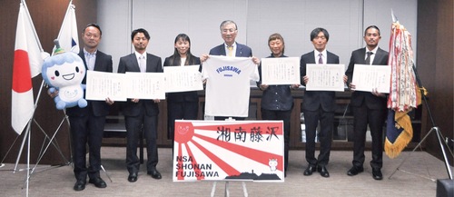 市に表敬訪問を行った選手ら