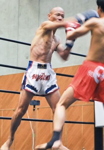 渾身の一打を放つ50代の選手