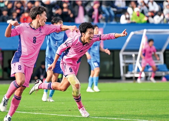 決勝点を決めた有川選手（中央／日大藤沢高校提供）