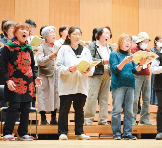 心を込めて合唱練習する団員たち＝12日、藤沢市民会館