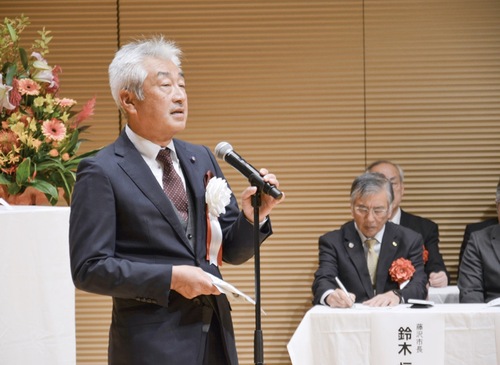 式典で挨拶する青木会長