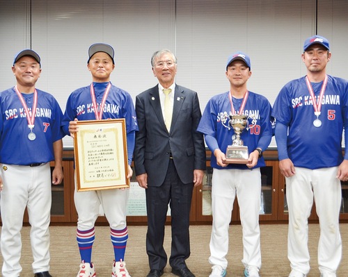 鈴木市長（中央）と市ソフトボール協会所属選手たち