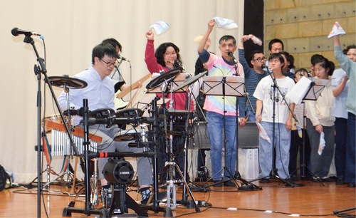 リハーサルする伊輝さん（左）。本番は生ドラムを演奏