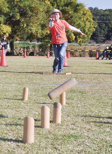 モルック棒を投げる小玉さん