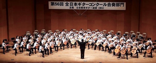 コンクールで演奏する生徒ら（米山教諭提供）