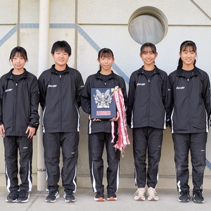 盾を持つ鵠沼中の女子駅伝メンバーたち