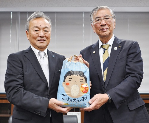 米を手にする相原会長（左）と鈴木市長
