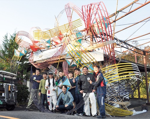 ゴルフ場に移設した竹のゲートの前に立つ生徒ら