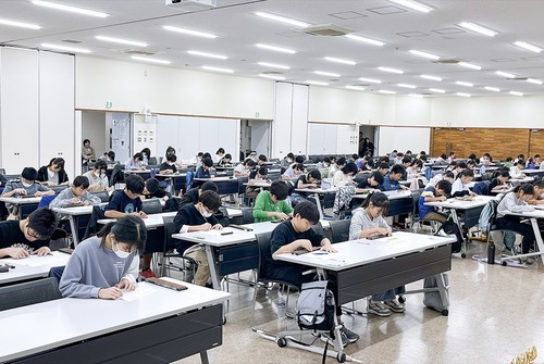 競技に取り組む参加者ら（藤沢商工会議所提供）