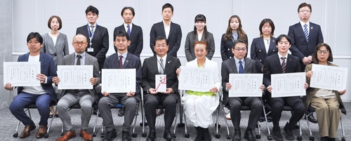 感謝状を受け取った企業の関係者ら