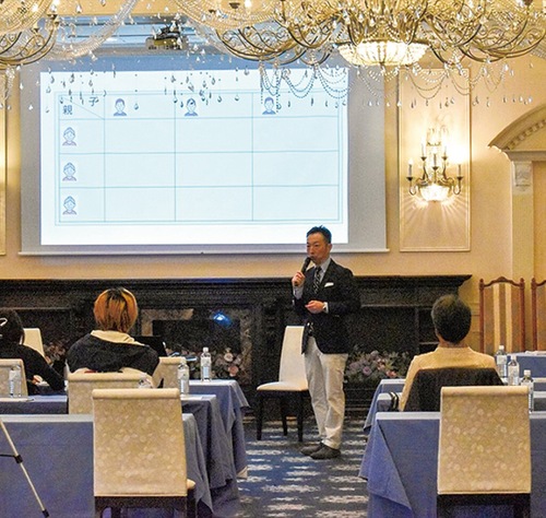 講演に登壇する同社の高橋代表