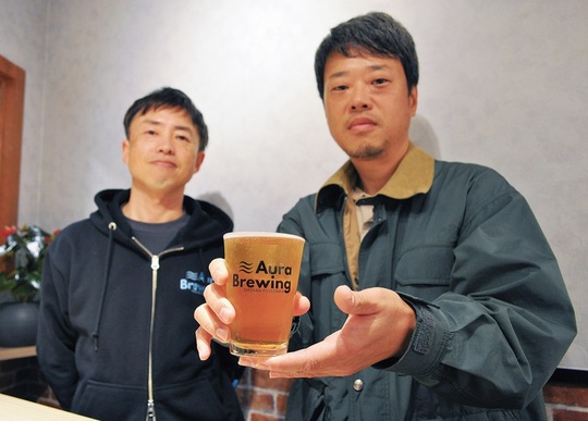 『はまかぜエール』を手にする小島さん（右）と大浦さん