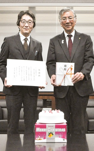 近内工場長（左）と鈴木市長