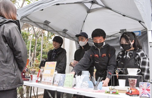 接客するリエゾンのメンバーら