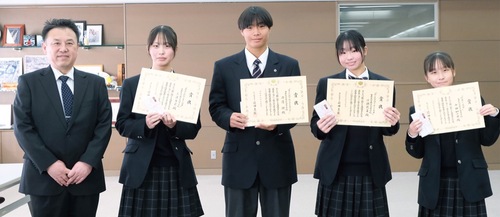 前田署長（右）と日本大学藤沢高校の生徒