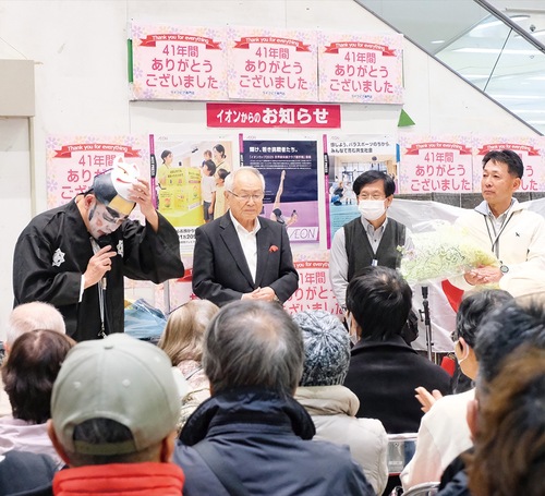 涙ながらに感謝を語る小島専務理事（左）