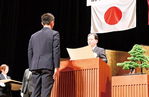 消防庁長官から表彰された同局職員（提供）