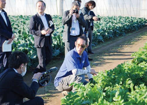 インタビューを受ける亀井さん