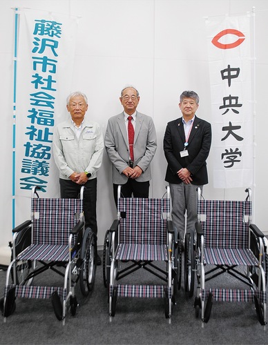 市役所分庁舎で行われた寄贈式