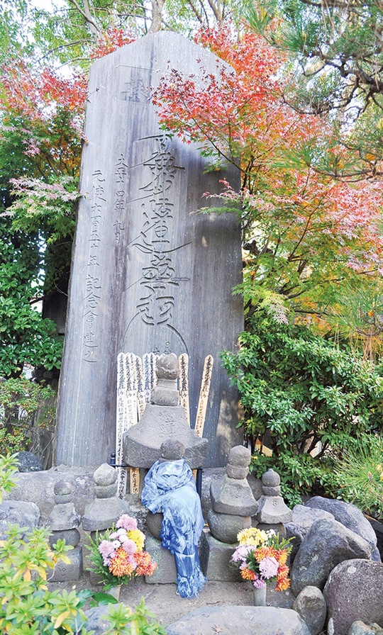 常立寺の境内に建つ「元使塚（法華題目碑）」