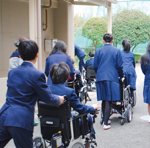 介護職を体験する生徒たち