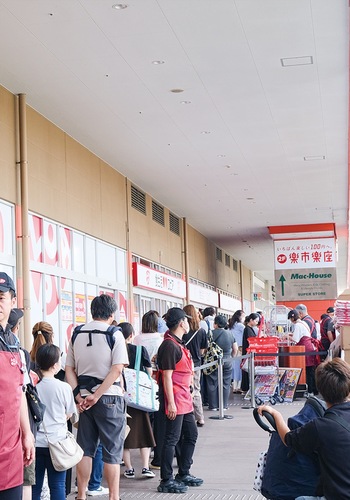 長蛇の列ができたロピア開店当日