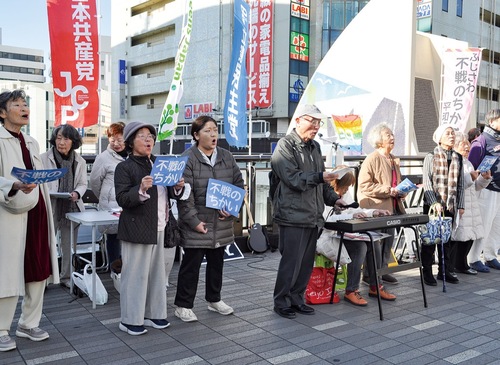 平和の歌を披露する「藤沢合唱団」