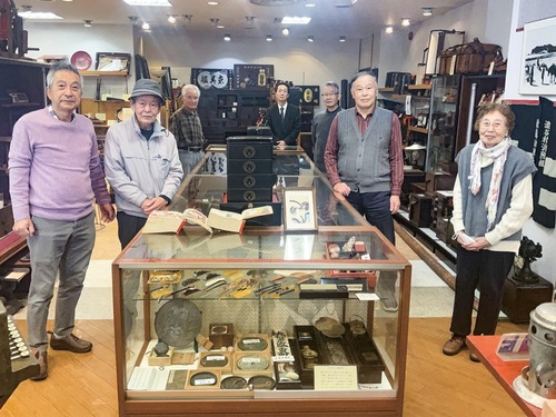 オープンした羽根澤屋歴史資料館に集まった「歴史散策の会」の会員と（株）羽根澤屋の山口代表取締役（写真中央）