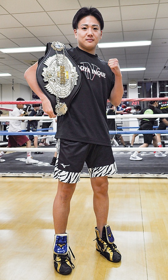 チャンピオンベルトを肩にかける森選手