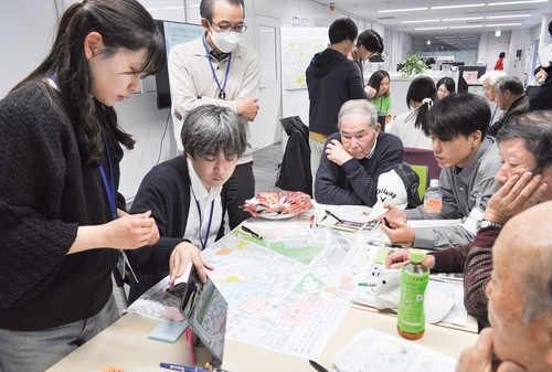 点検箇所を確認する参加者