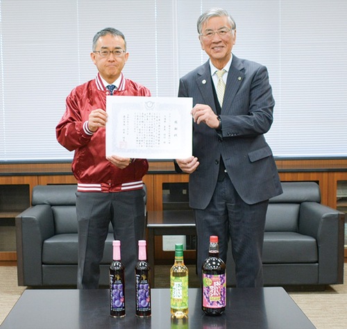 感謝状を手にする末武工場長（左）と鈴木市長