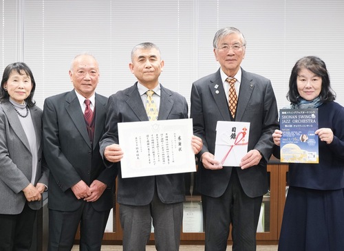 オーケストラのメンバーと鈴木市長（右から２番目）ら