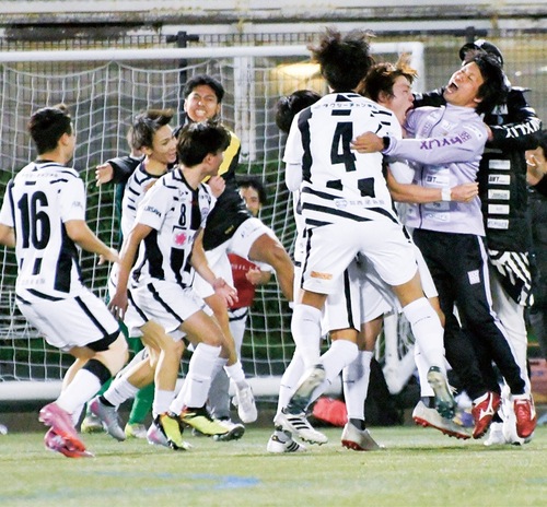 最後の１点を獲得し歓喜に沸く選手（エブリサ藤沢ユナイテッド提供・Photo by 湘南☆浪漫【Rain Maker】@hirogoal）