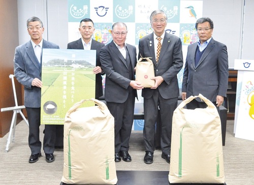 寄贈式で米を届けた稲作部会のメンバーら