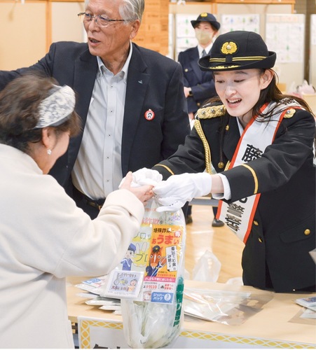 通行人にブロッコリーとグッズを手渡す希波さん（右）