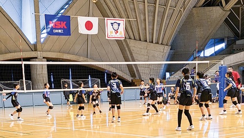 熱い試合が繰り広げられた（市バレーボール協会提供）