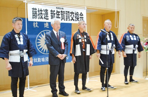 藤沢木遣り鶴声会と青木会長（左から２人目）