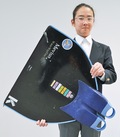 足ひれ「モノフィン」を手にする幸太郎さん