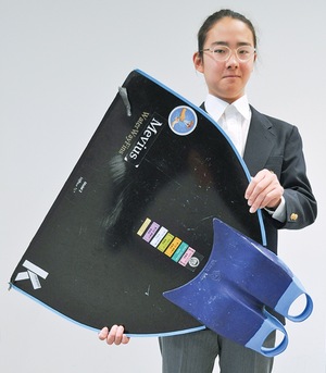 足ひれ「モノフィン」を手にする幸太郎さん