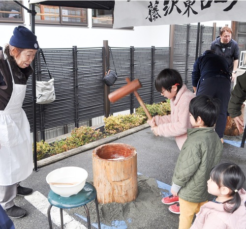 天嶽院境内で餅つきを行う児童ら