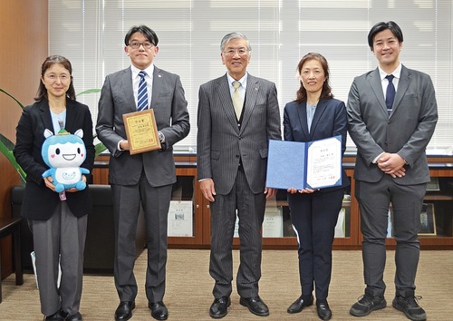 鈴木市長（中央）と関係者ら