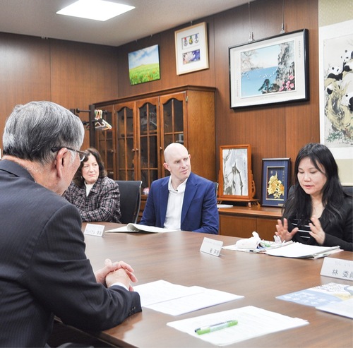 メンバーの提言に耳を傾ける鈴木市長（手前）