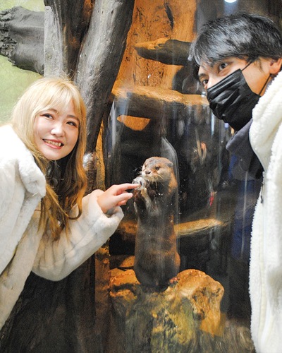 オモチとのふれあいを楽しむ夫婦