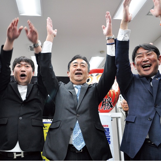 当選確実の一報が入り、支援者らとともにバンザイする星野氏