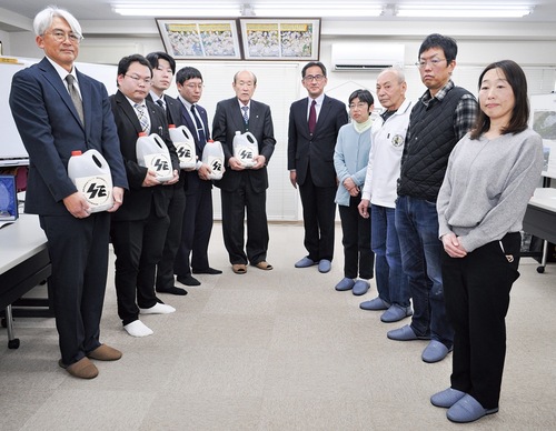 贈呈式に集まった関係者