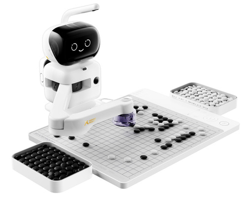 展示されるＡＩ囲碁ロボット