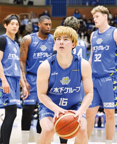 ゴールを狙う石井選手＝21日撮影