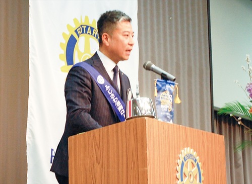 あいさつする三浦会長