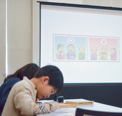 自分なりの解釈を真剣に書きこむ参加児童
