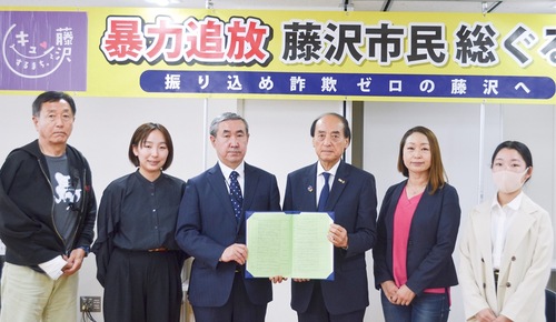 相澤会長（左から４番目）と浅田署長（同３番目）と受賞者ら